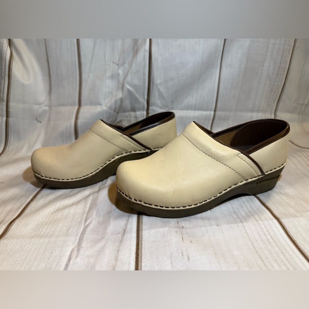 Women’s Cream Slip-On Clogs